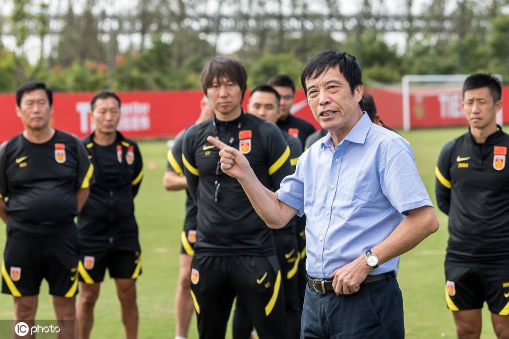 很久以前，一些村庄禁止他们演奏乐器，因为他们的音乐会玷污婆罗门须随身携带一个铃铛，随时宣告自己的到来，以便婆罗门及时躲避，防止意外的面接触。